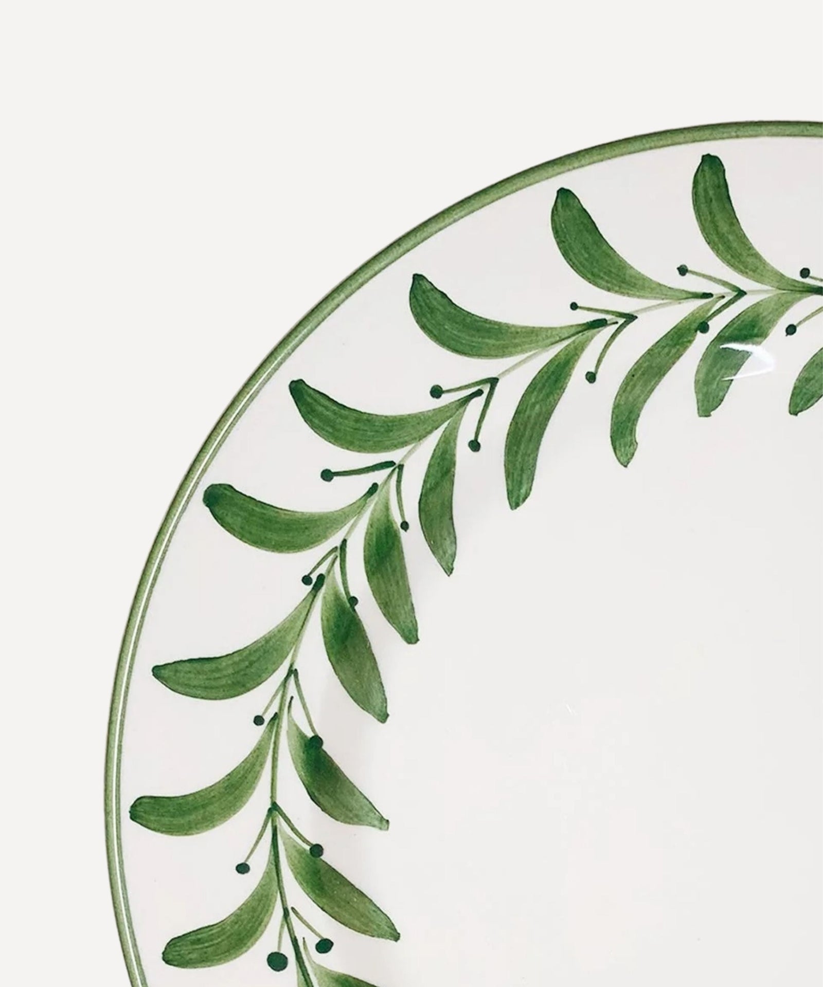 Helecho Side Plate Fern Green top-down view — fern wreath on white ground