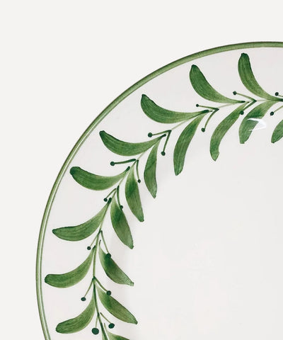 Helecho Side Plate Fern Green top-down view — fern wreath on white ground