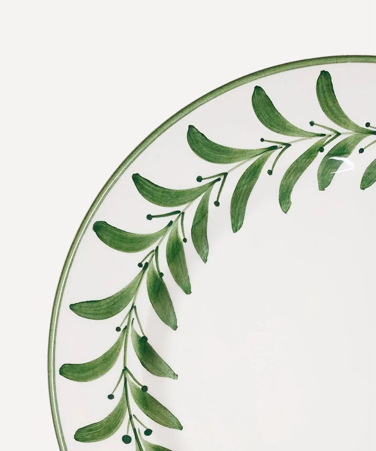 Helecho Side Plate Fern Green top-down view — fern wreath on white ground
