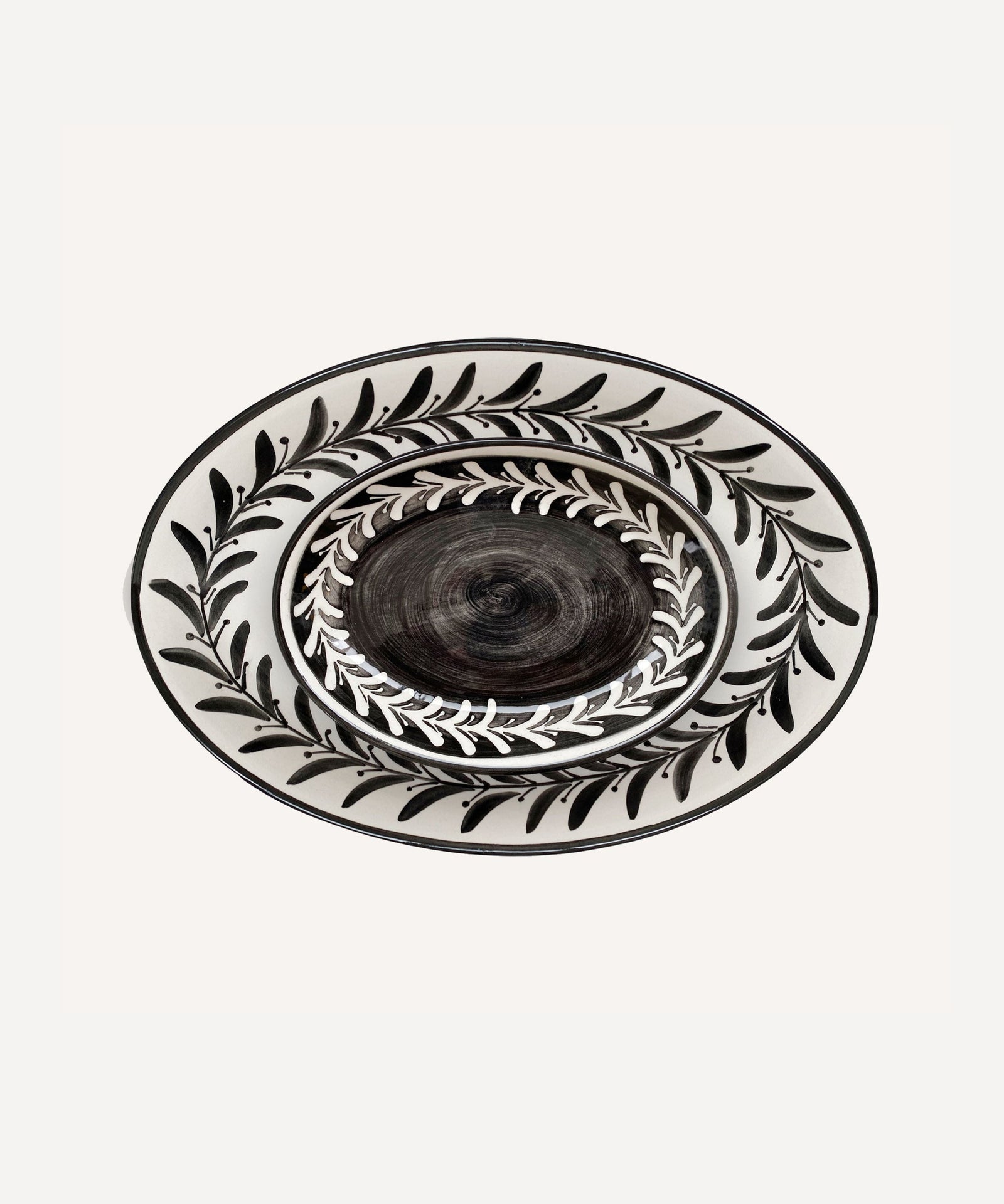 Helecho Serving Platter (set of 2) in Jet Black — hand-painted Fern Wreath ceramic, Carmen del Viboral, Colombia