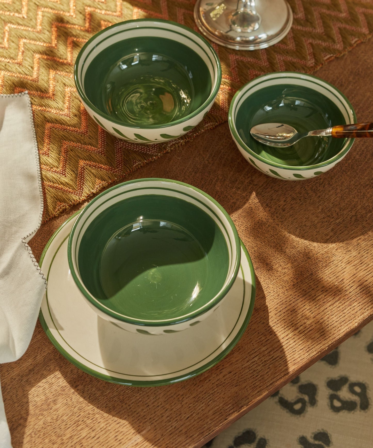 Fern Green Helecho bowl with freehand fern wreath, hand-painted ceramic