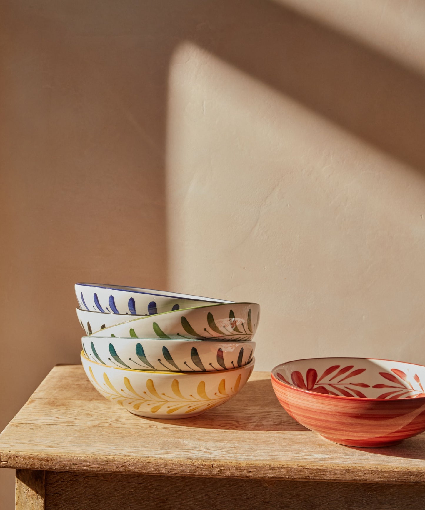 Fern Green Helecho salad bowl with freehand fern wreath, hand-painted ceramic