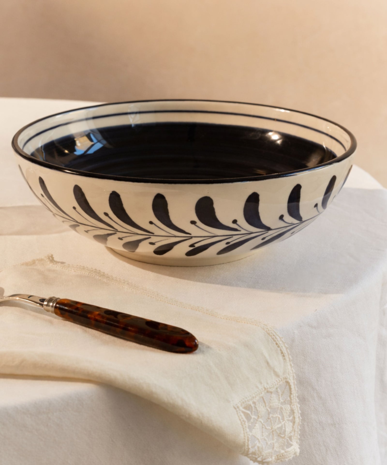 Jet Black Helecho salad bowl with freehand white fern wreath, hand-painted ceramic