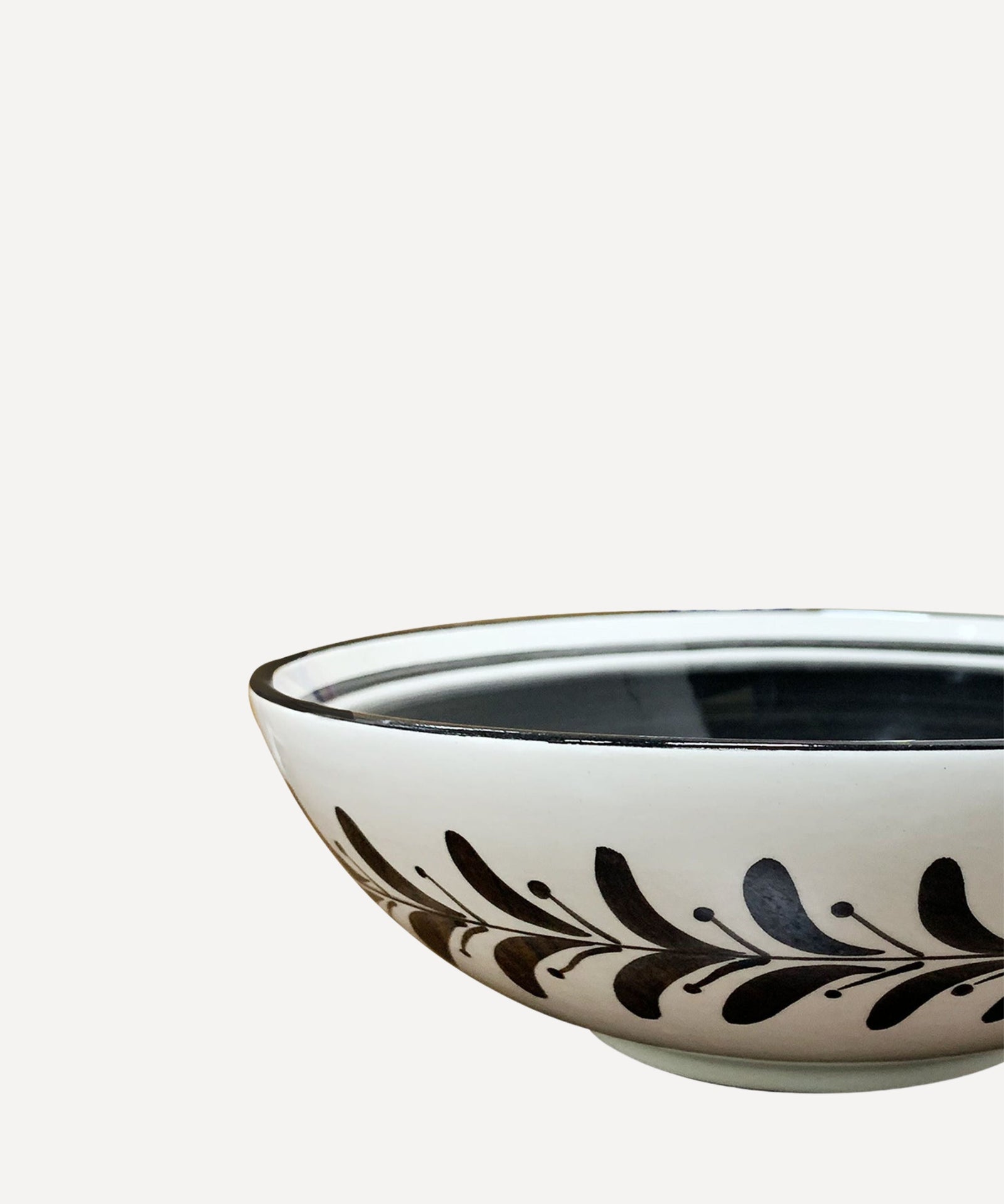 Hand-painted Helecho salad bowl in Jet Black, fern wreath motif, Carmen del Viboral