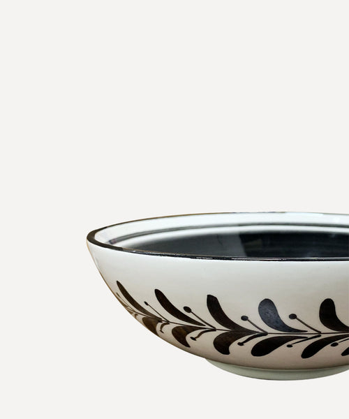 Hand-painted Helecho salad bowl in Jet Black, fern wreath motif, Carmen del Viboral