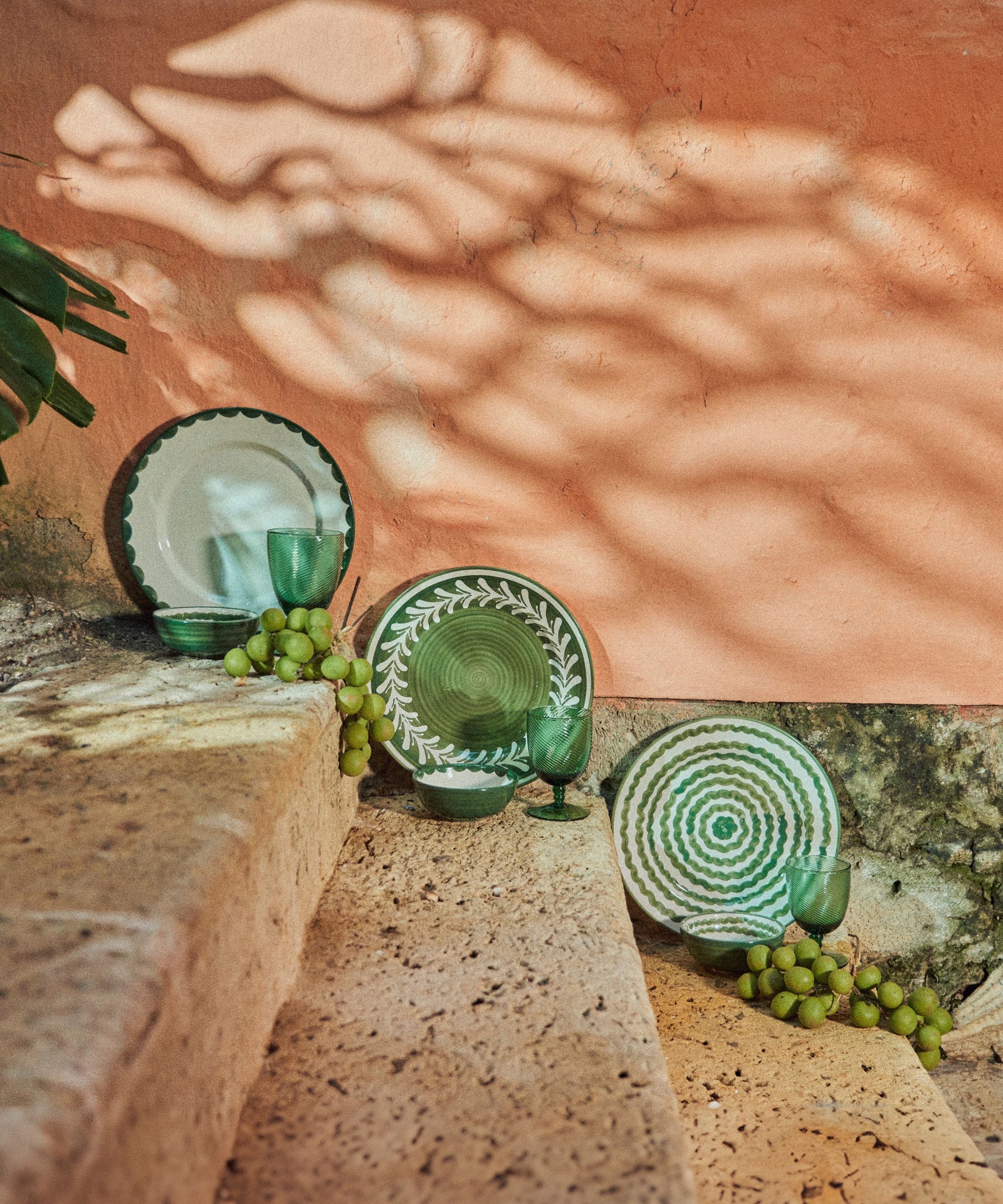 Dark Helecho Dinner Plate Fern Green tablescape — hand-painted Carmen del Viboral ceramic