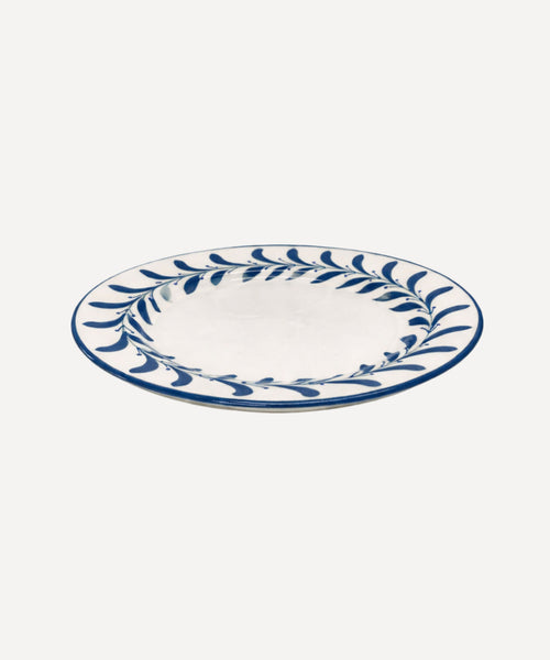 Helecho Dinner Plate Deep Blue top-down view — hand-painted Carmen del Viboral ceramic