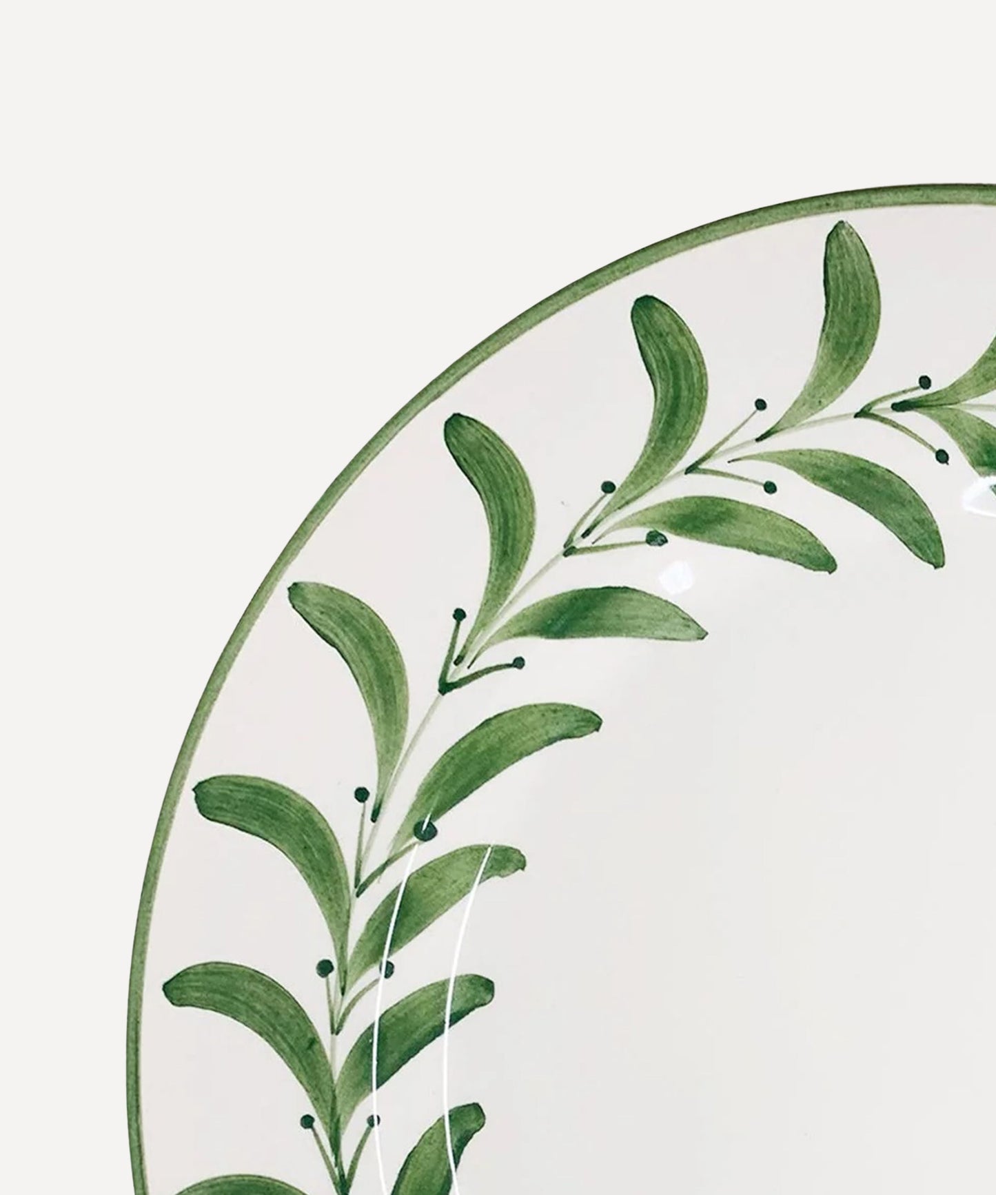 Helecho Dinner Plate Fern Green detail — freehand botanical fern motif, white ground