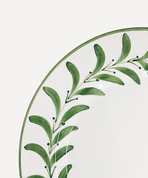 Helecho Dinner Plate Fern Green detail — freehand botanical fern motif, white ground
