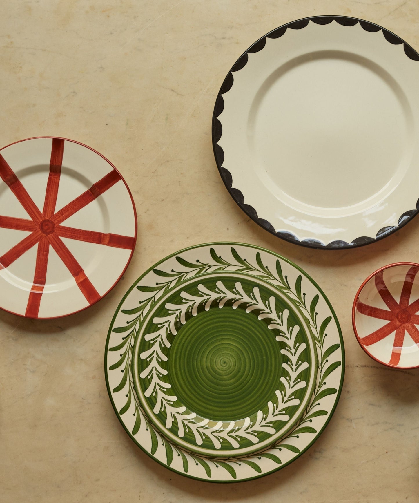Dark Helecho Side Plate Fern Green lifestyle — triple-fired Colombian ceramic on dining table