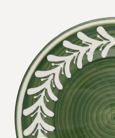 Dark Helecho Side Plate Fern Green detail — freehand white fern wreath, Carmen del Viboral