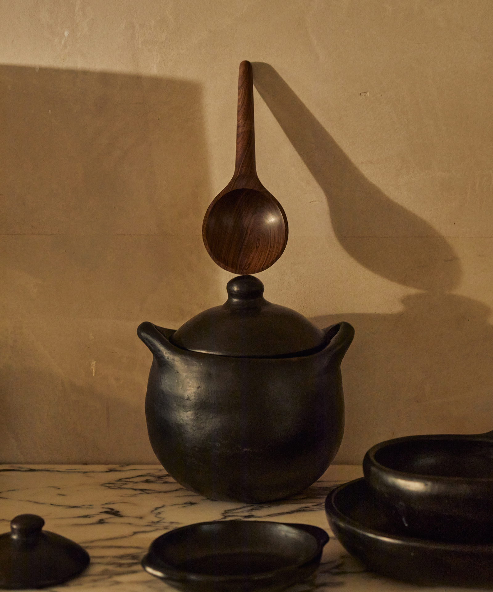 Chamba Cocotte lifestyle — Colombian black clay pot on dining table
