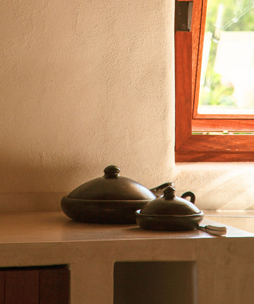 Chamba Sauté Pan lifestyle — Colombian black clay pan cooking on hob