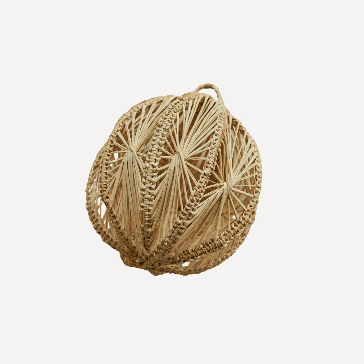Star-motif iraca palm Christmas bauble in natural, handwoven in Usiacurí, Colombia