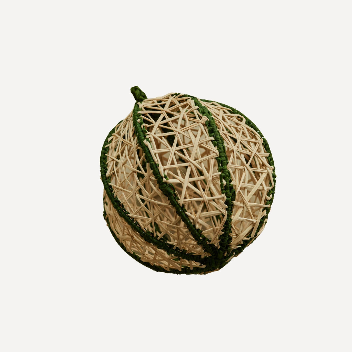 Knotted iraca palm Christmas bauble in green, handwoven in Usiacurí, Colombia