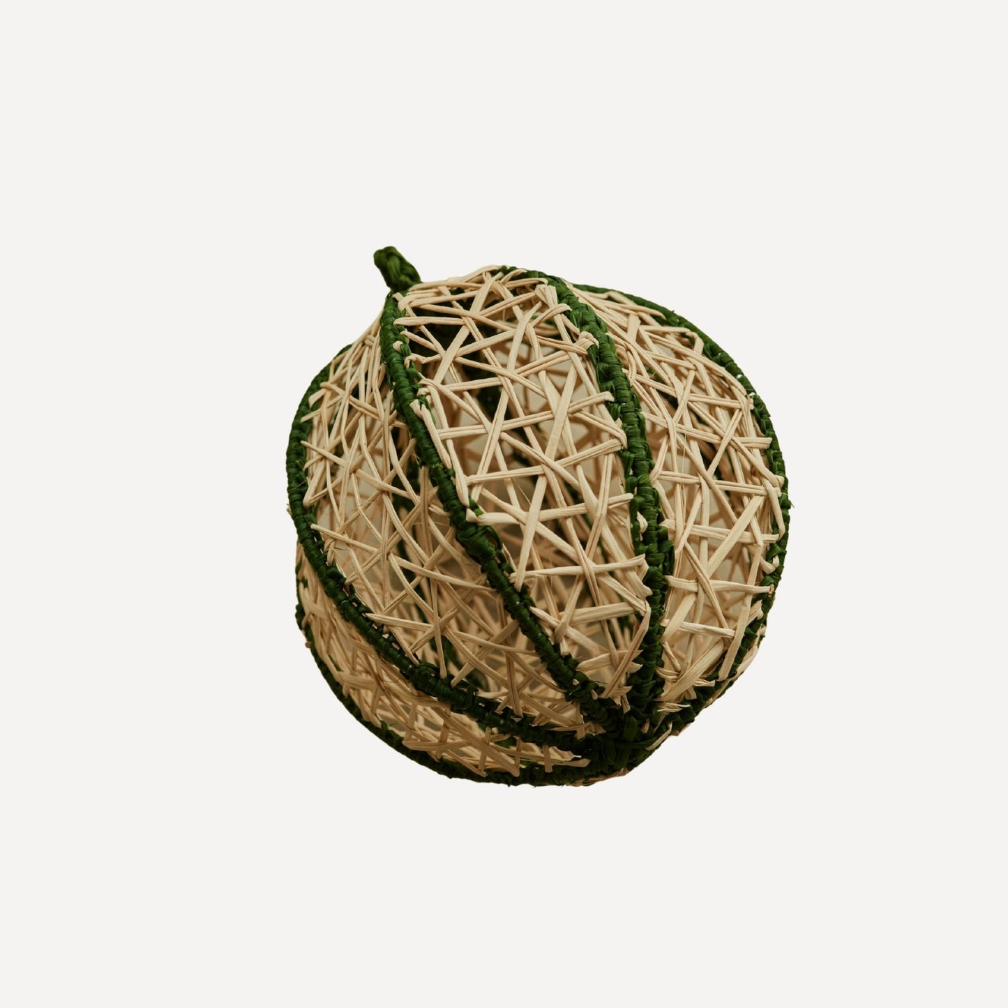 Knotted iraca palm Christmas bauble in green, handwoven in Usiacurí, Colombia