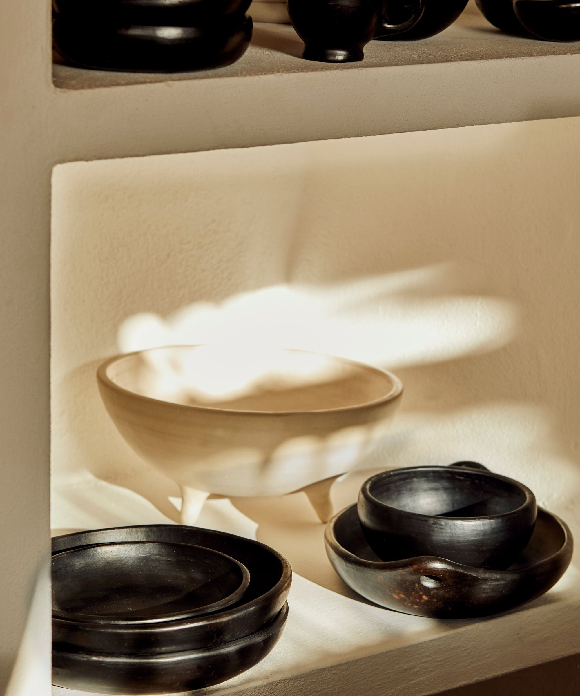 Alegre three-legged bowl - sculptural side view