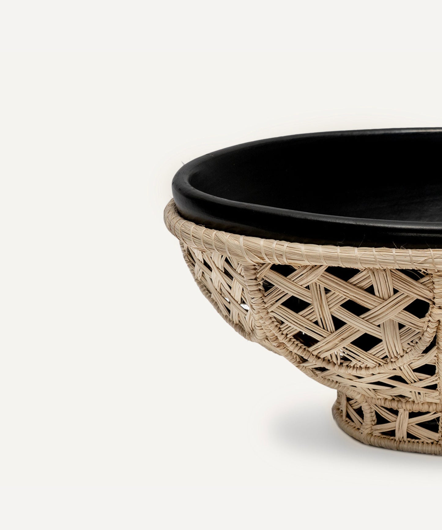 Amaranta Oval Bowl detail - agate-polished black clay and Iraca weave