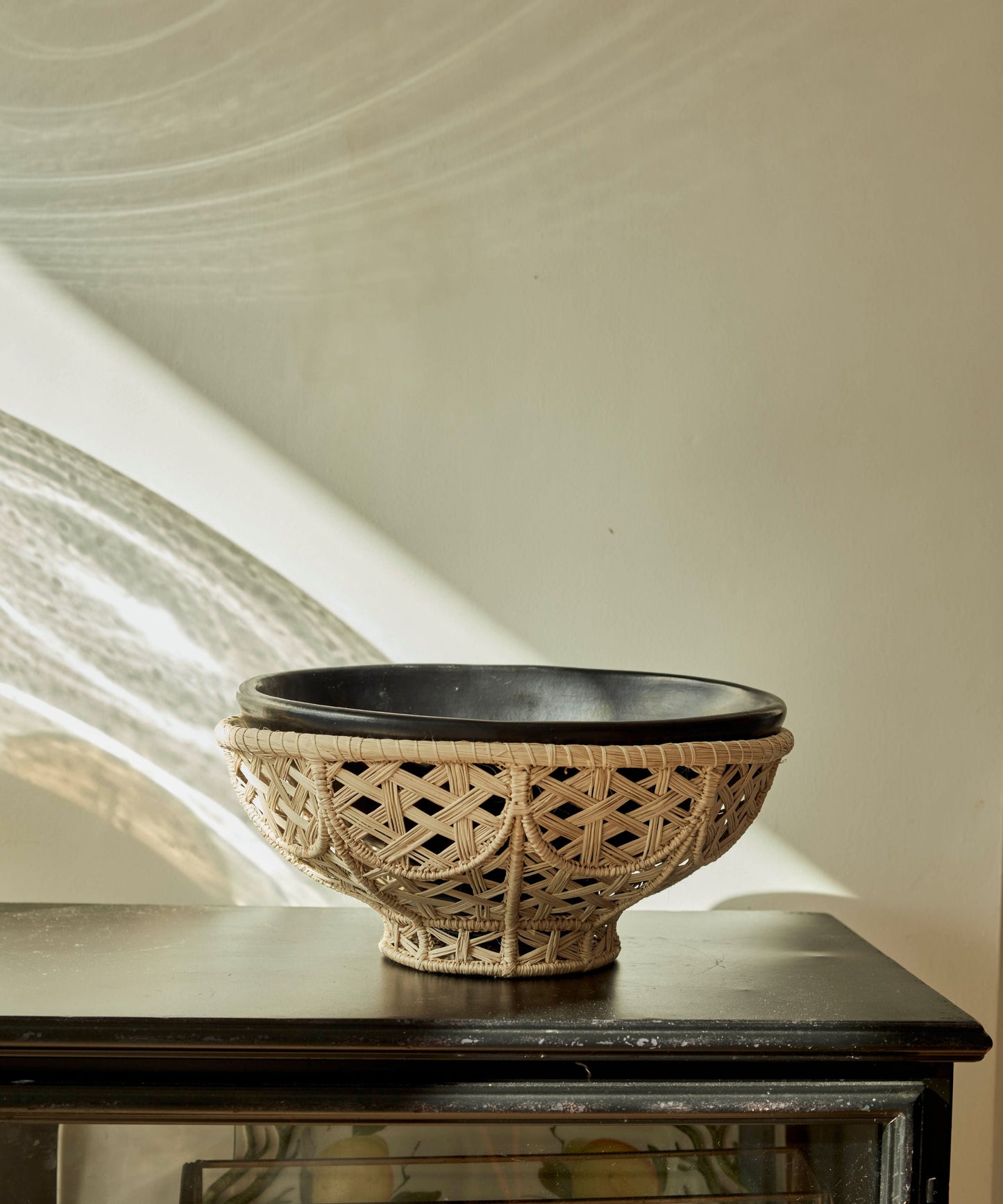 Amaranta bowl - hand-shaped Chamba black clay in a natural Iraca palm weave
