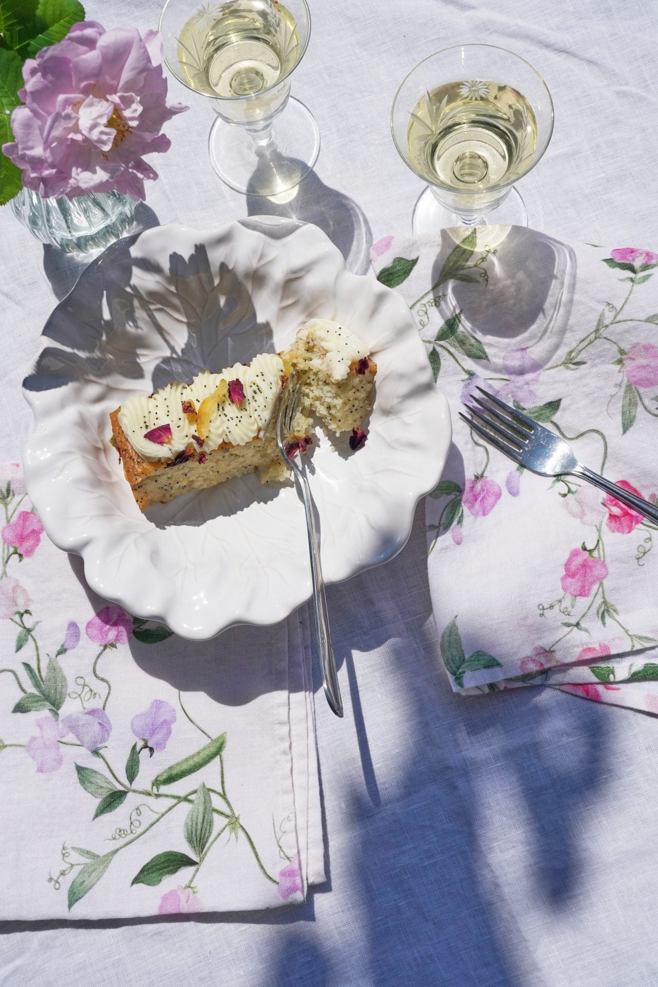 Linen napkin with floral print sweet peas