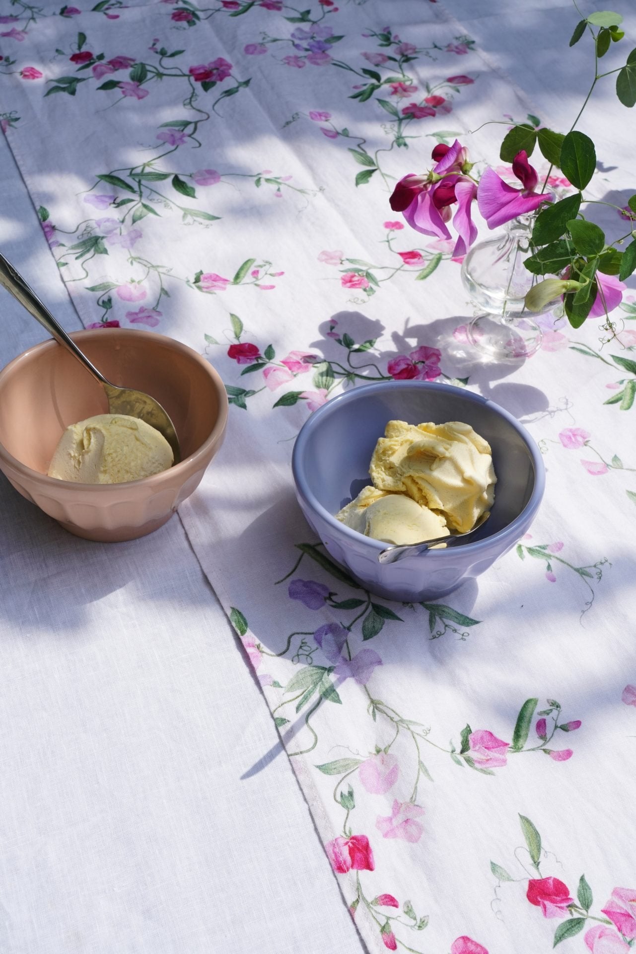 Linen runner with floral print sweet peas