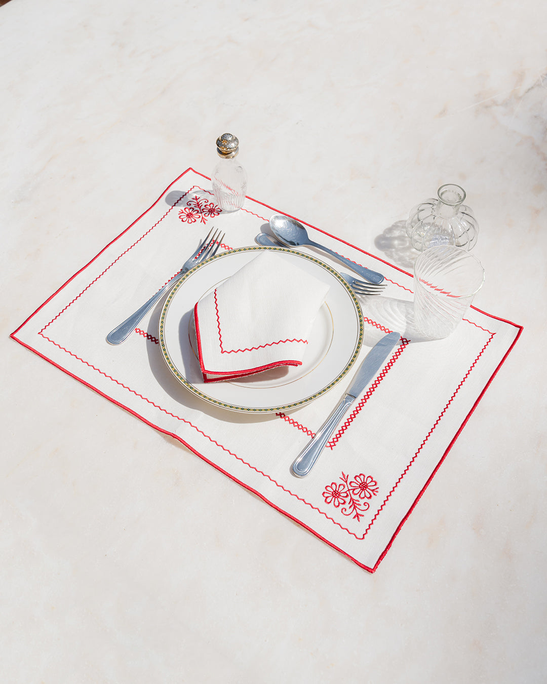 Berço Placemat, White and Red, Premium Linen-and-Cotton Blend
