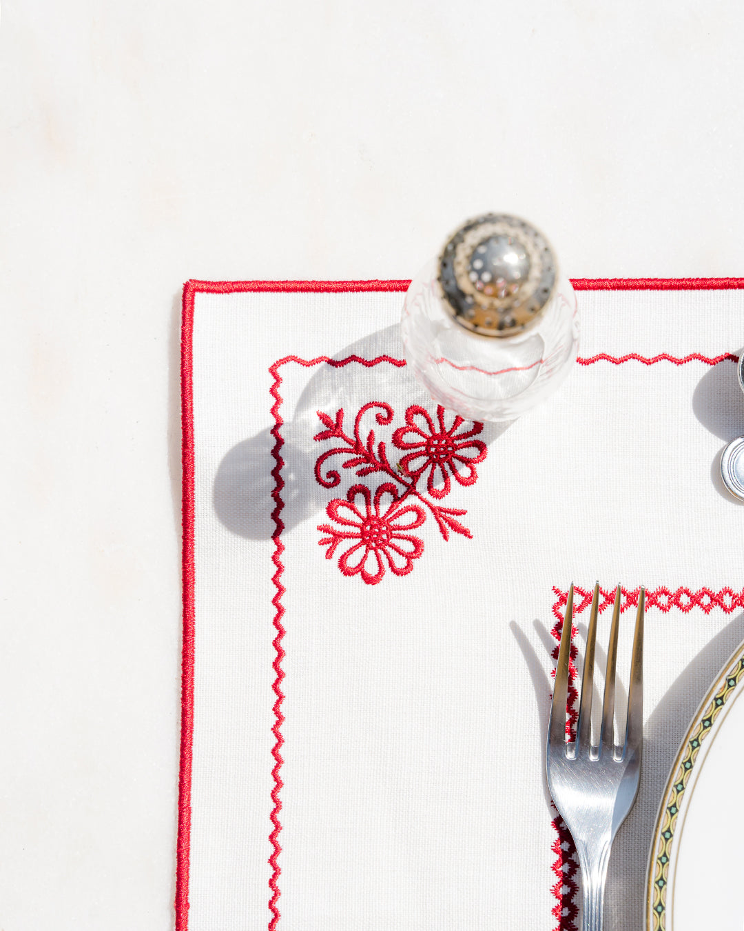Berço Placemat, White and Red, Premium Linen-and-Cotton Blend