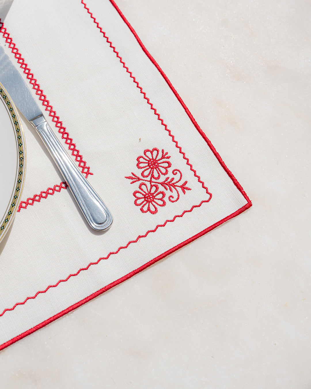 Berço Placemat, White and Red, Premium Linen-and-Cotton Blend