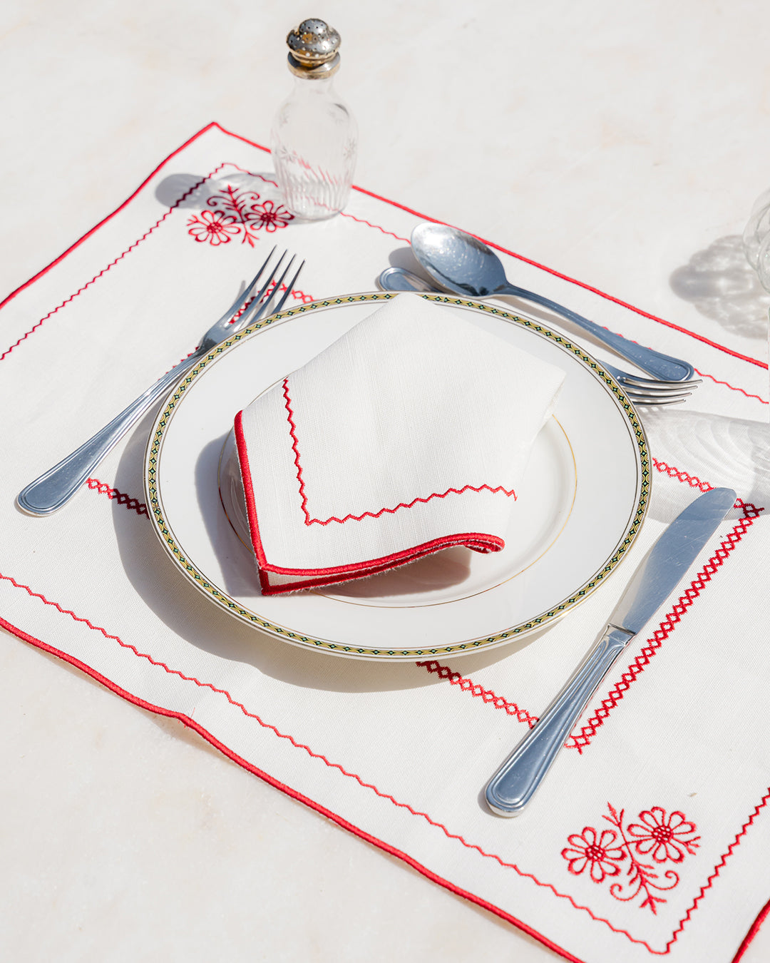 Berço Napkin, White and Red, Premium Linen-and-Cotton Blend