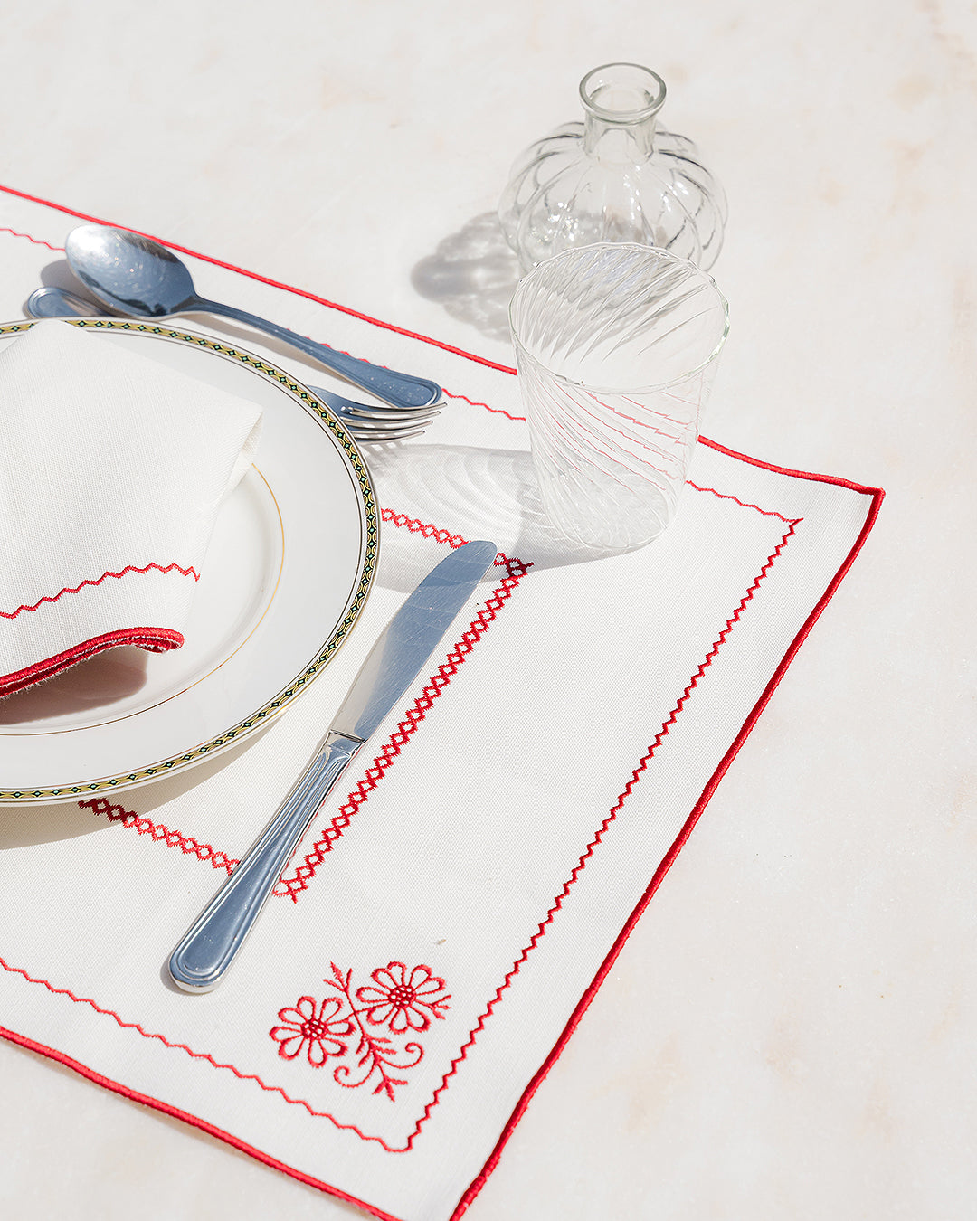 Berço Placemat, White and Red, Premium Linen-and-Cotton Blend