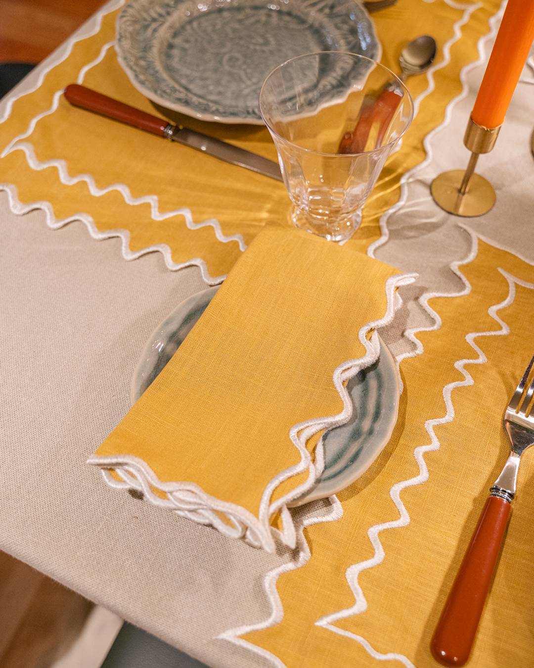 Vila Napkin, Mustard and White