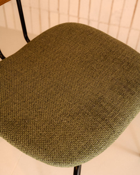 Cadeira Tejo verde com pernas em metal com assento acolchoado em tecido