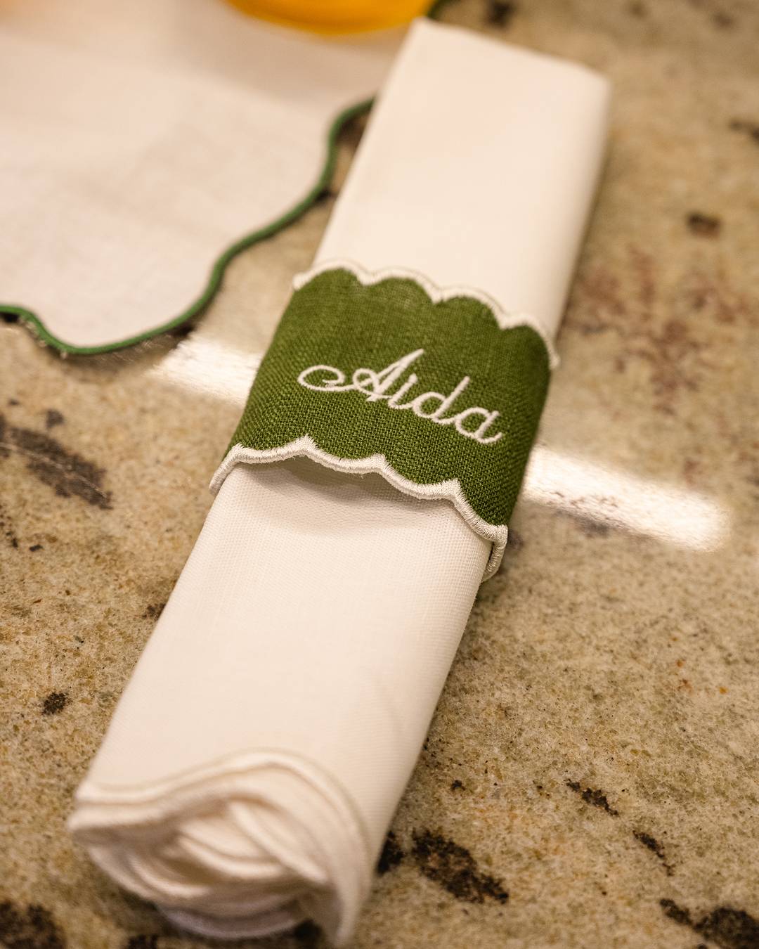 Argola de Guardanapo Verde com Branco em Linho Personalizada