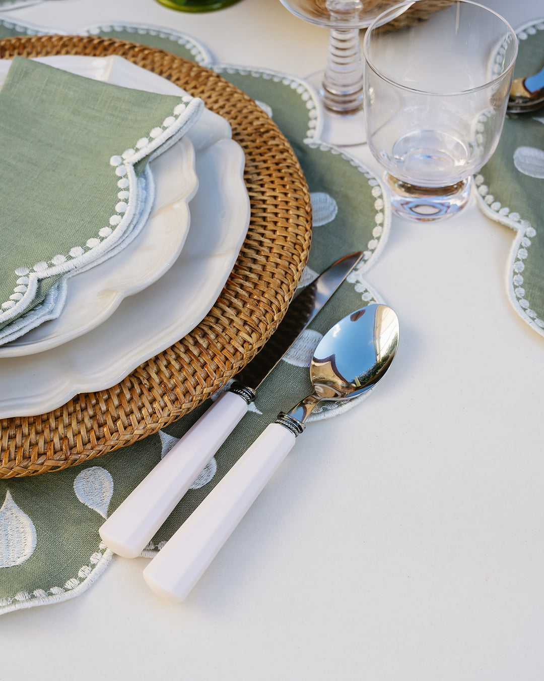 Conjunto de Talheres Cabo Octagonal Branco (24 peças)