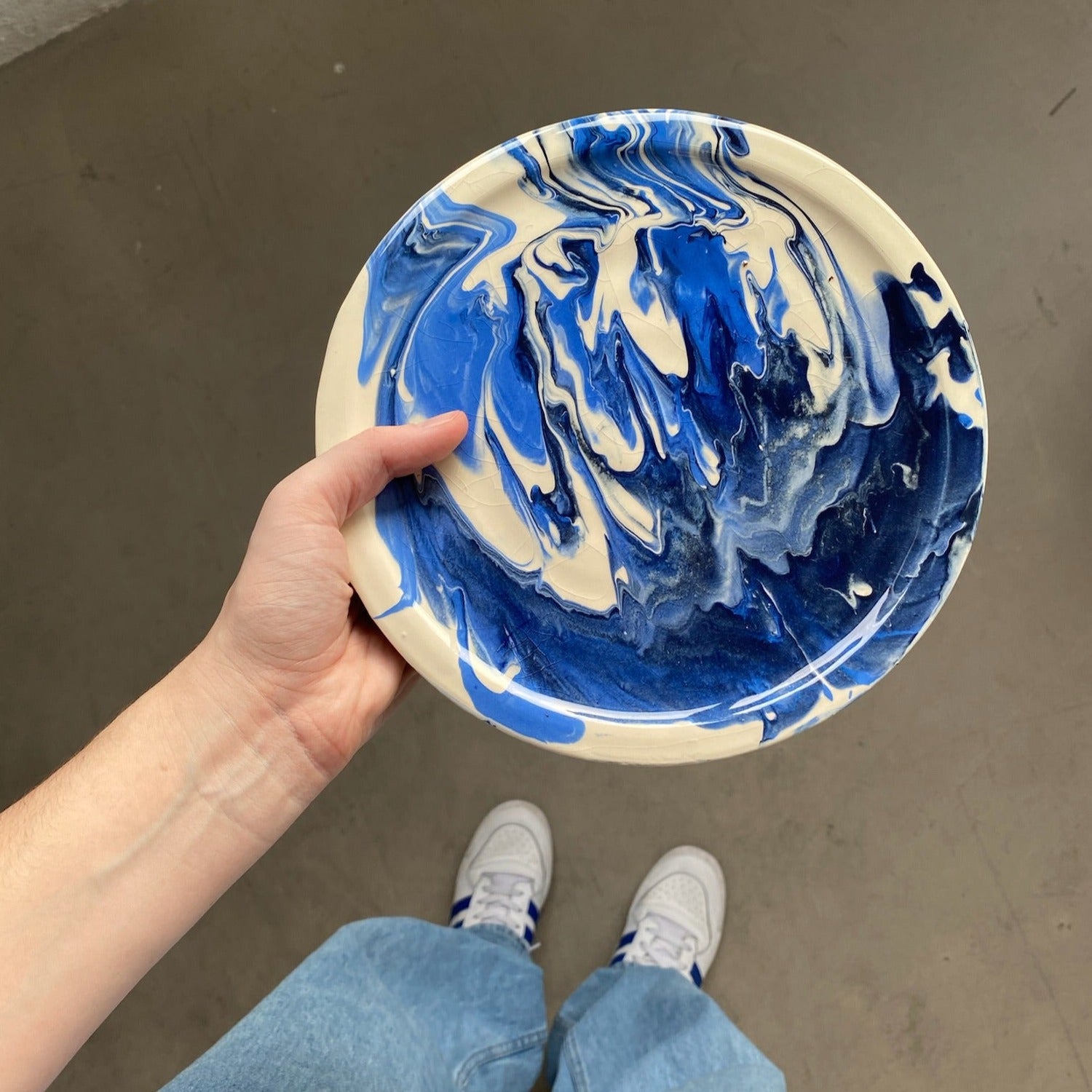 Marbled plate white and blue - lifestyle