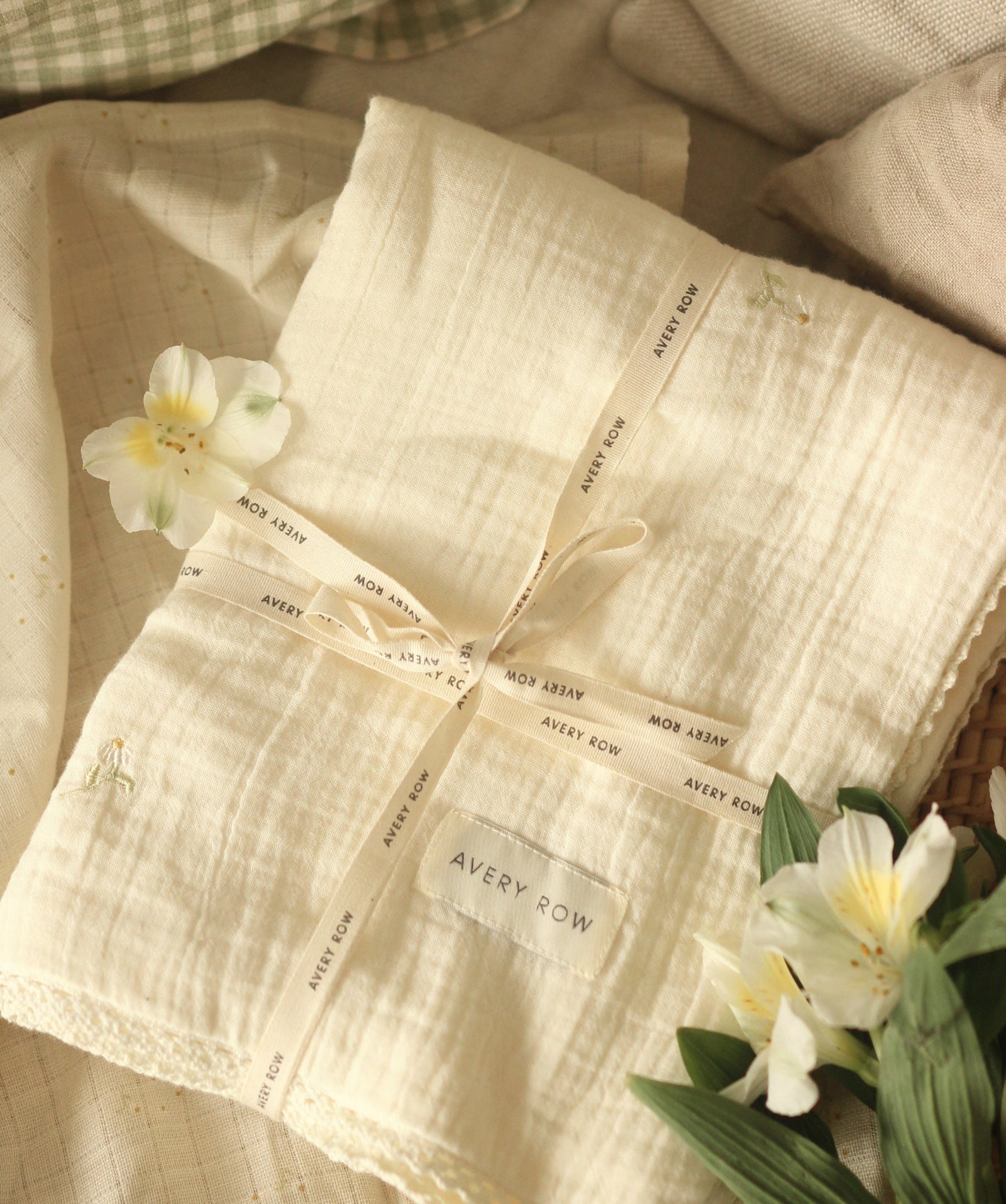 Embroidered Muslin blanket - Wild Chamomile