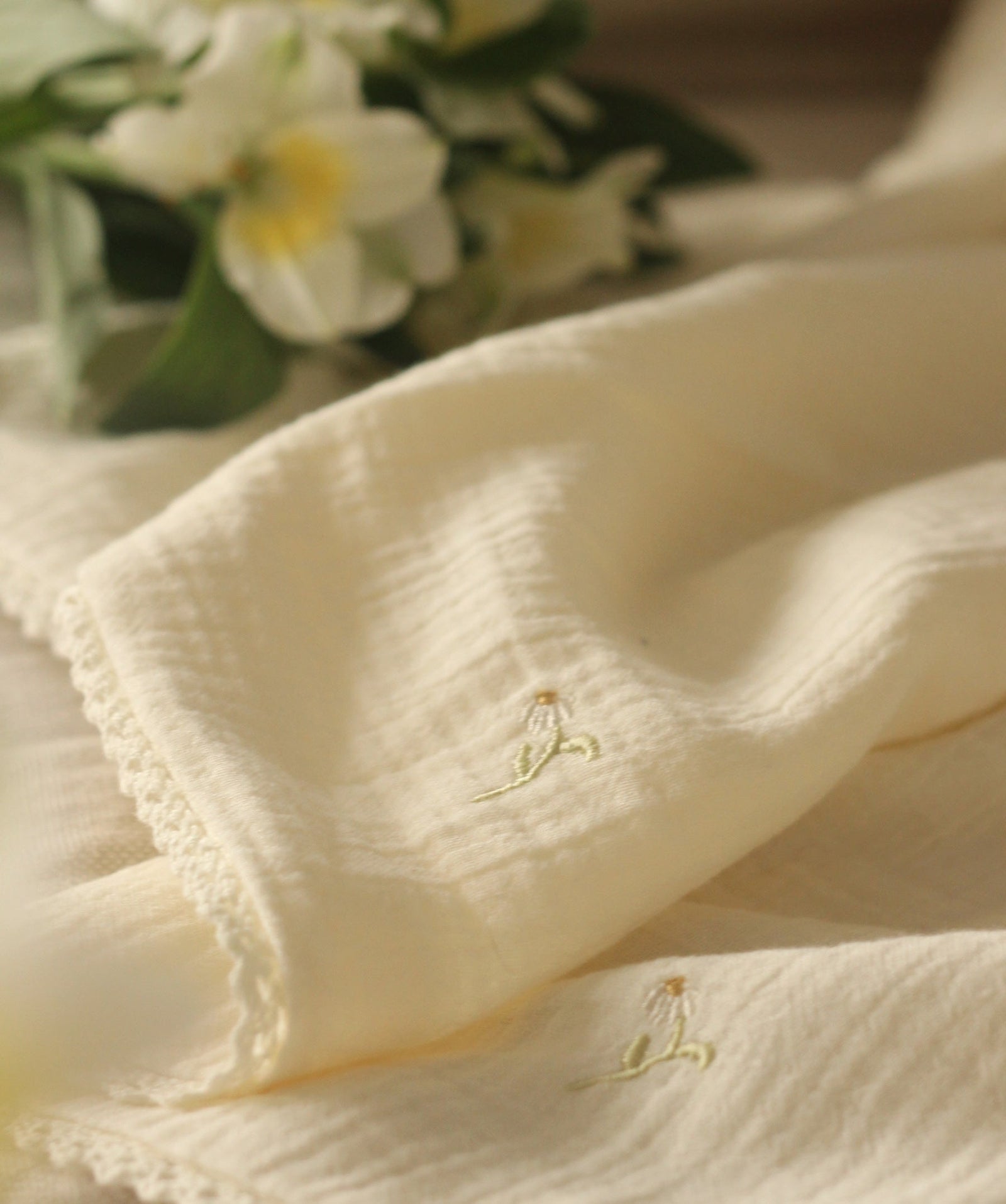 Embroidered Muslin blanket - Wild Chamomile