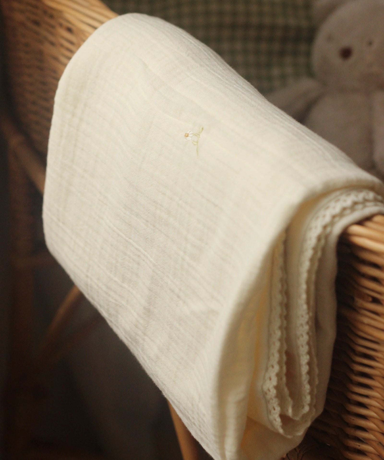 Embroidered Muslin blanket - Wild Chamomile