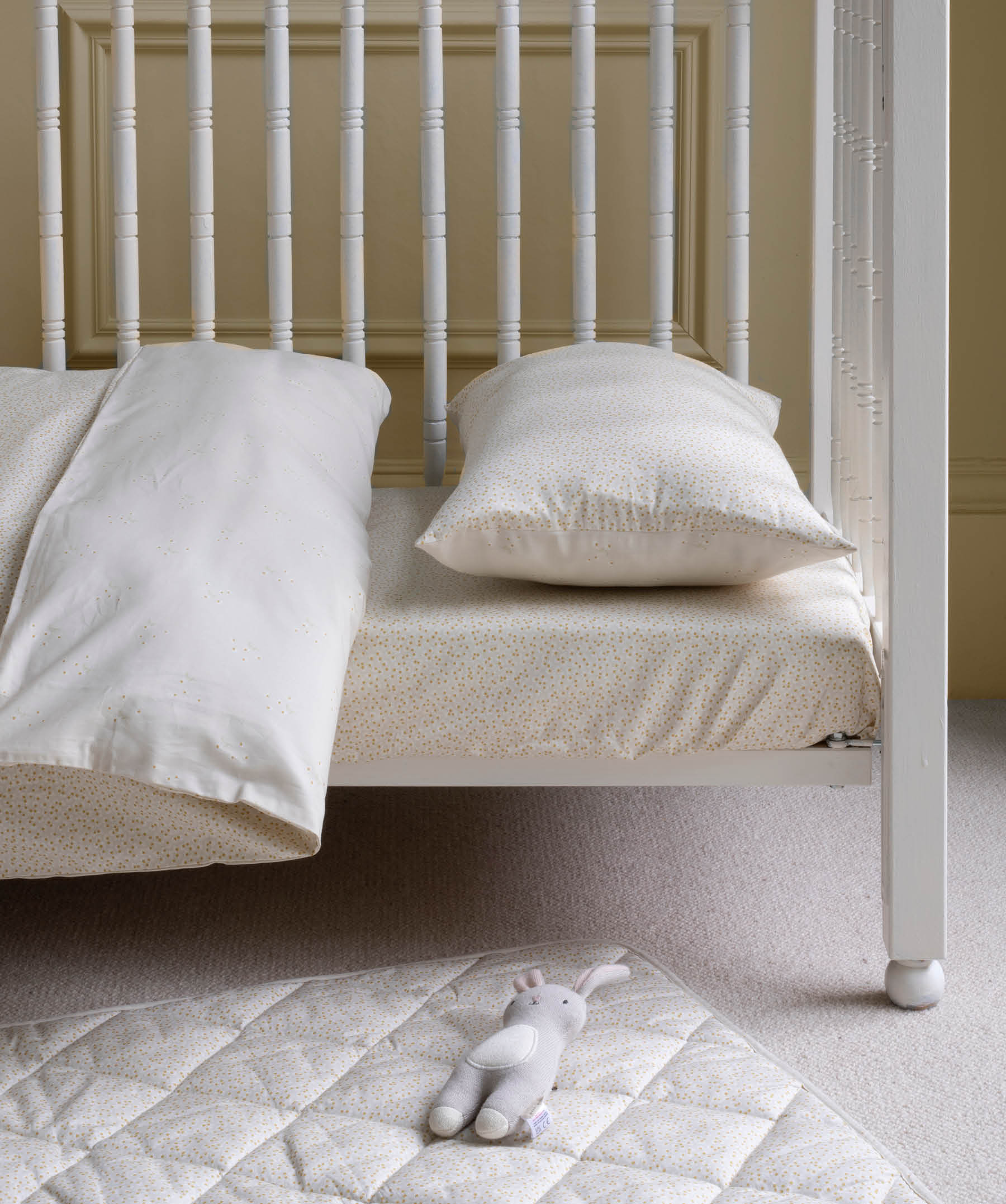 Organic Cotbed Fitted Sheet - Daisy Meadow