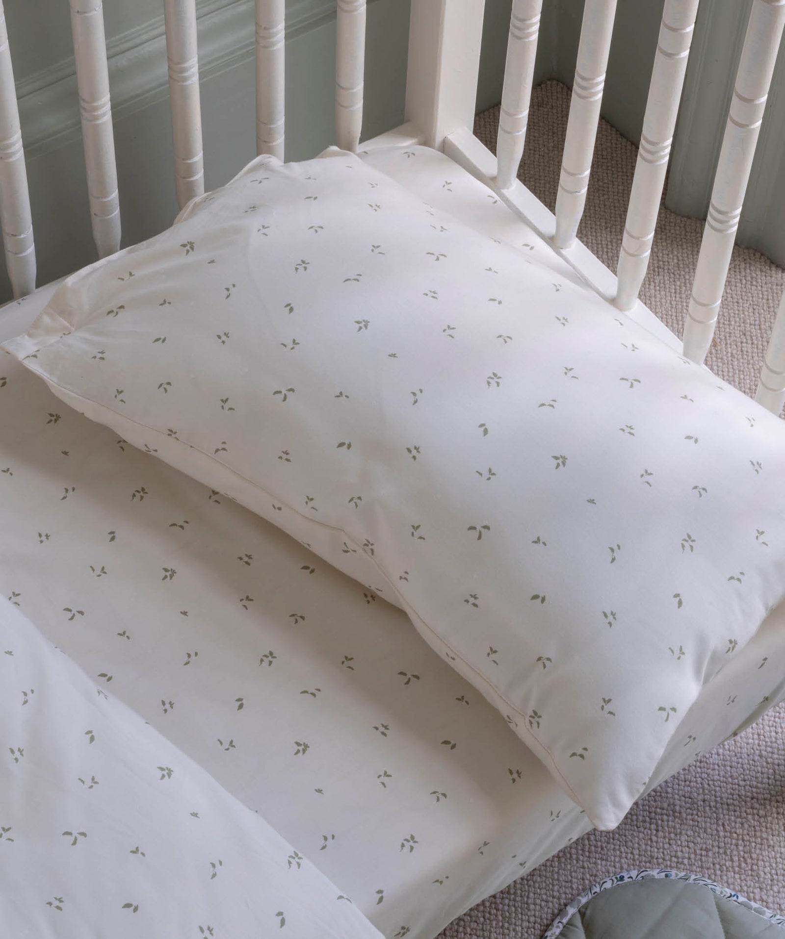 Organic Cotbed Fitted Sheet - Nettle Scatter