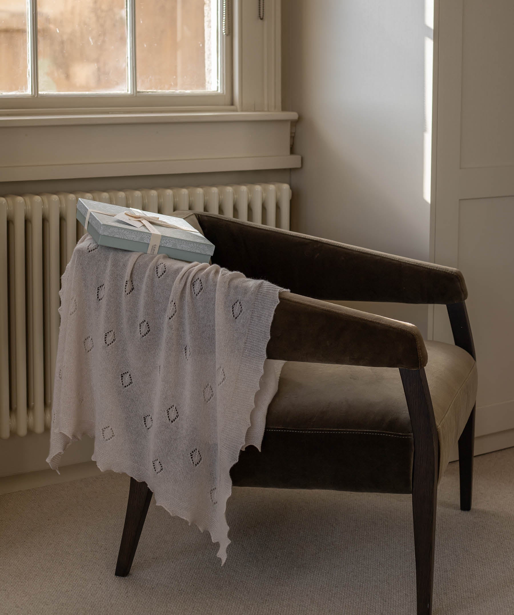 G.H.Hurt & Son X Avery Row Cashmere Shawl Gift Set