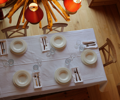 Elegant white cotton napkin 50x50cm inspired by alpine living, perfect for après-ski dining.