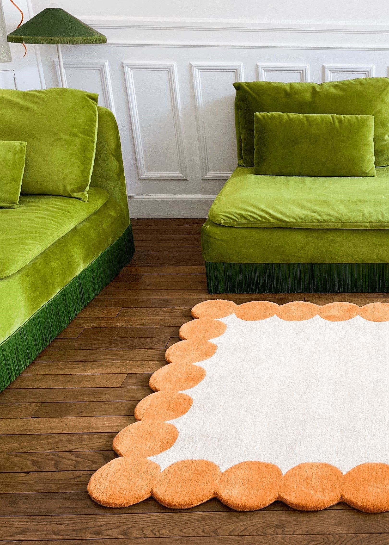 Tapis Claude - Orange avec deux canapés 