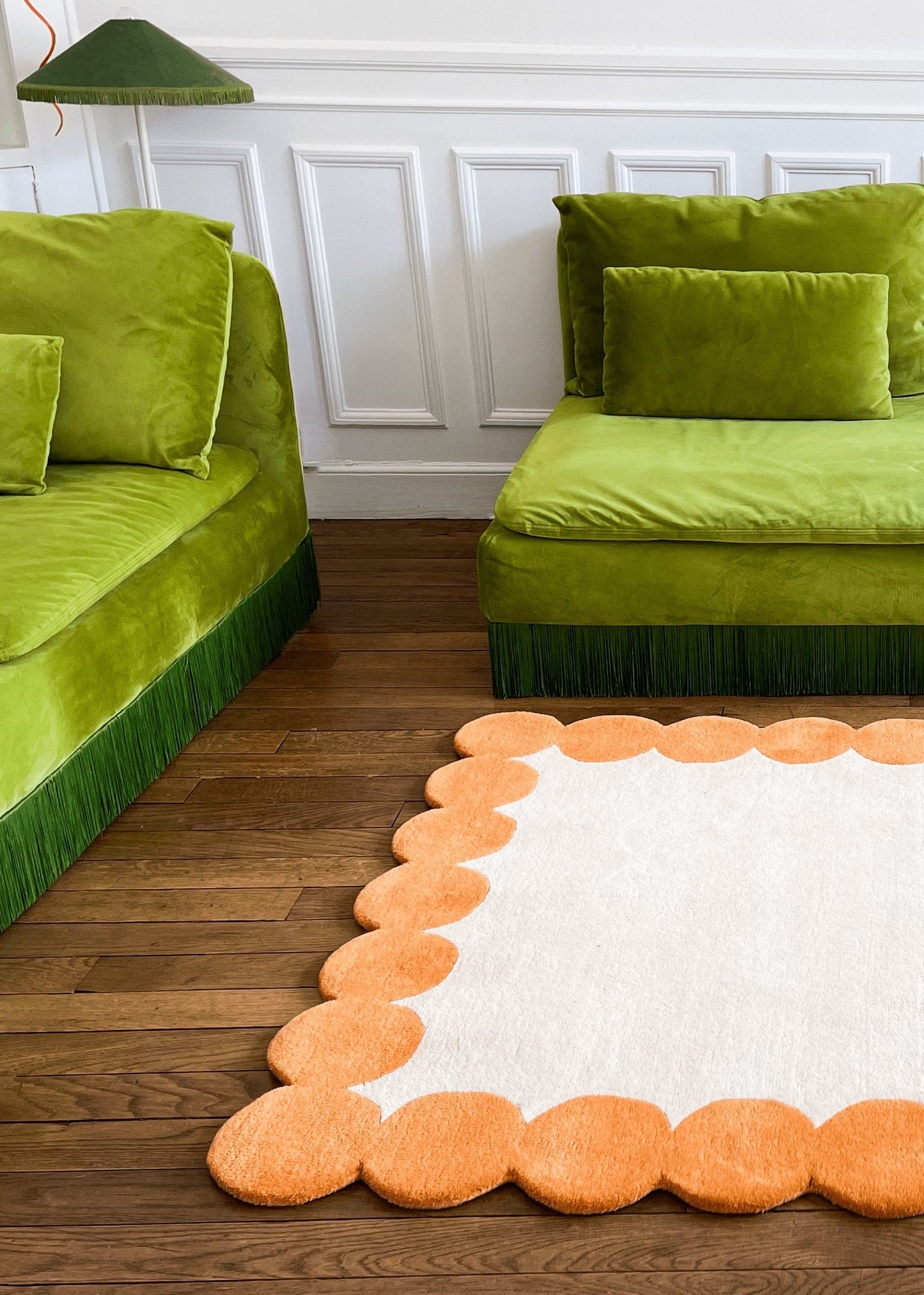 Tapis Claude - Orange avec deux canapés 