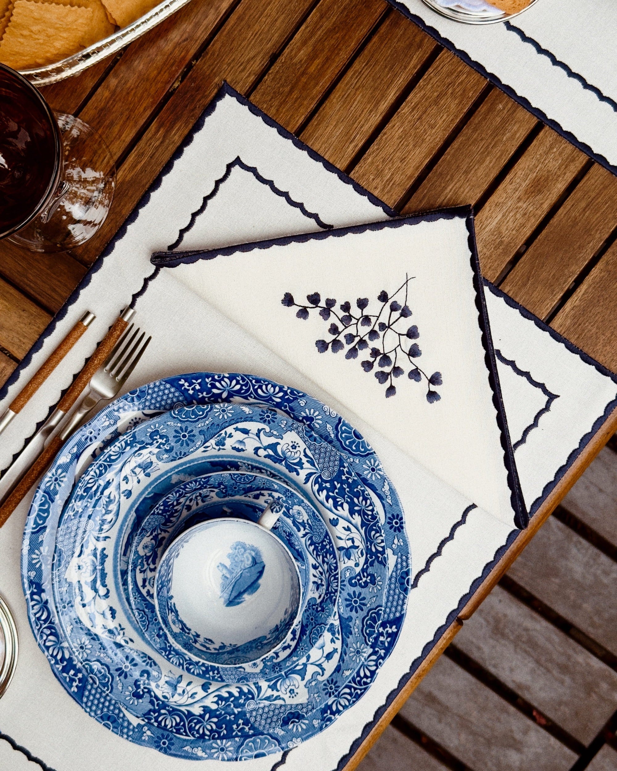 Avó Maria Aida Napkin, White with Blue