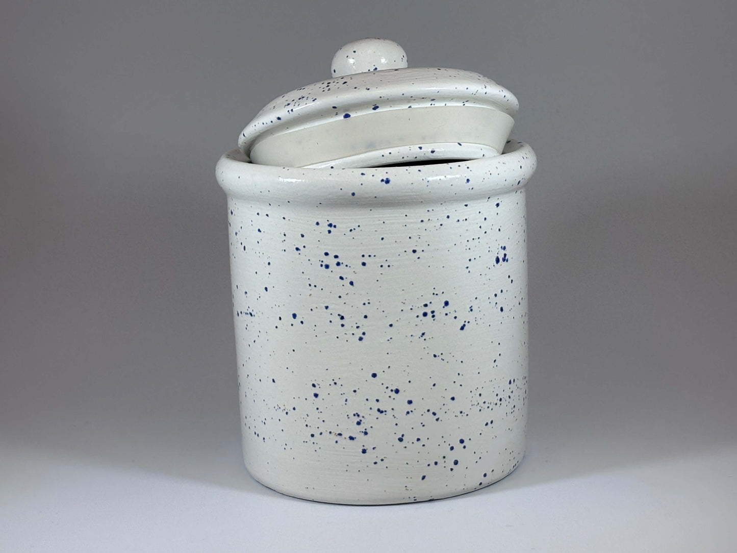 Light speckled blue canister
