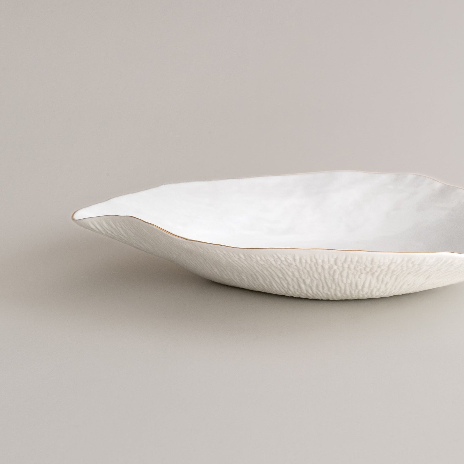 Indulge nº6 large dinner plate / white with golden rim
