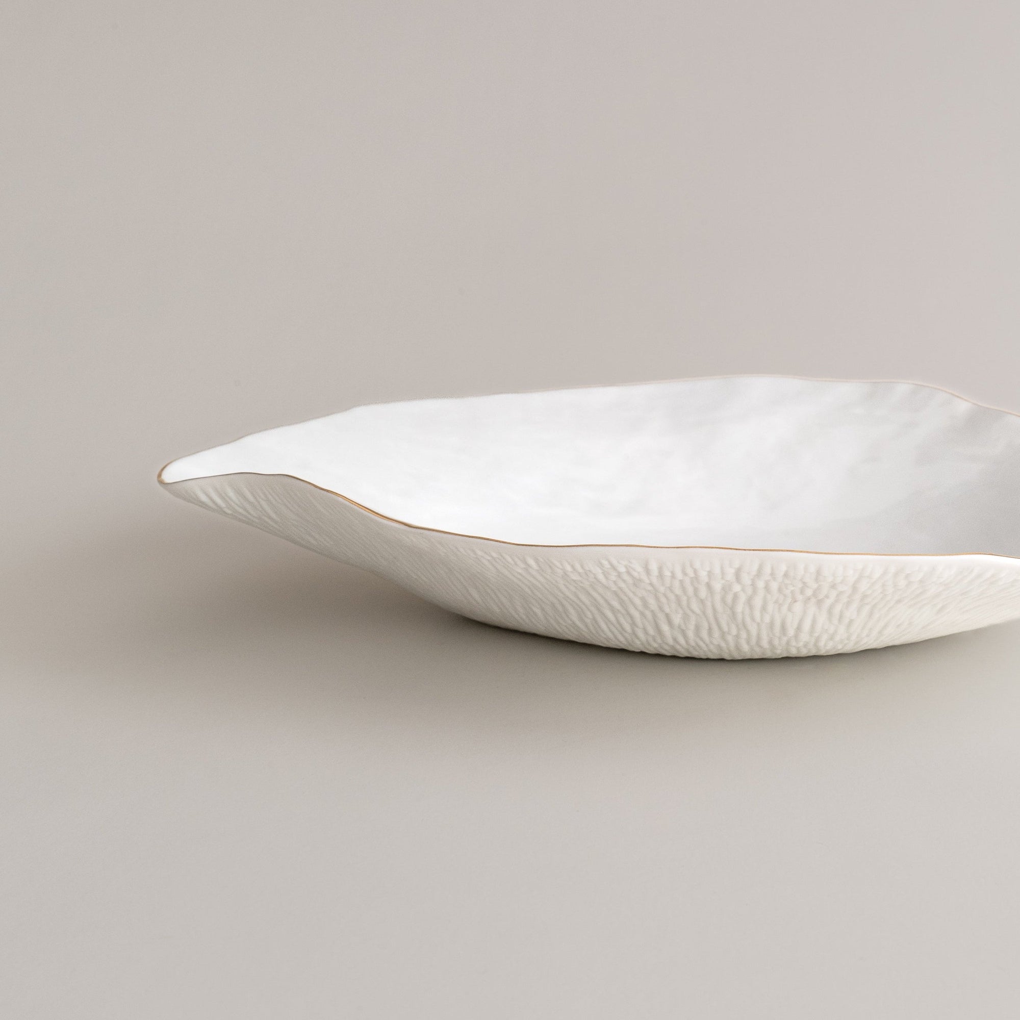 Indulge nº6 large dinner plate / white with golden rim
