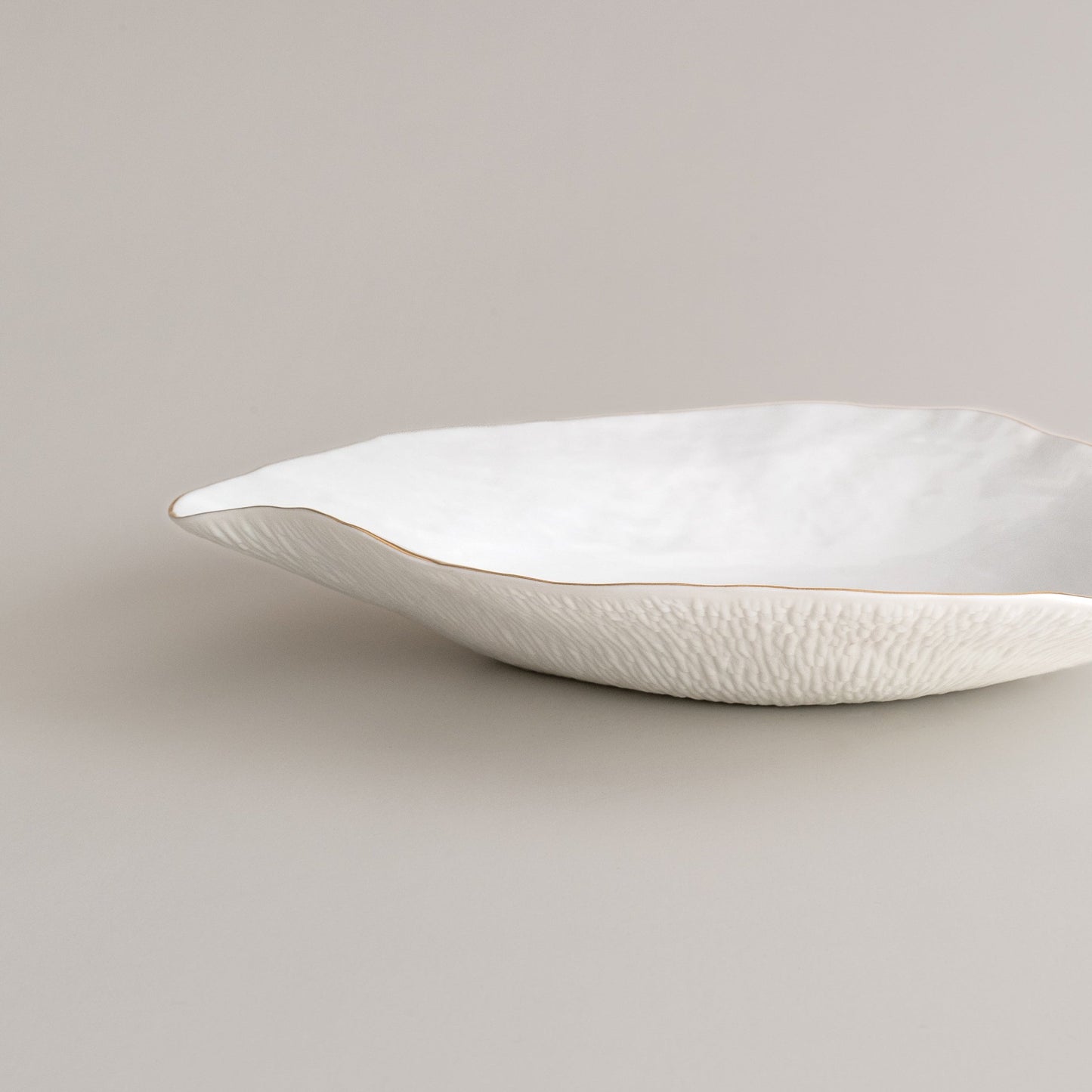 Indulge nº6 large dinner plate / white with golden rim