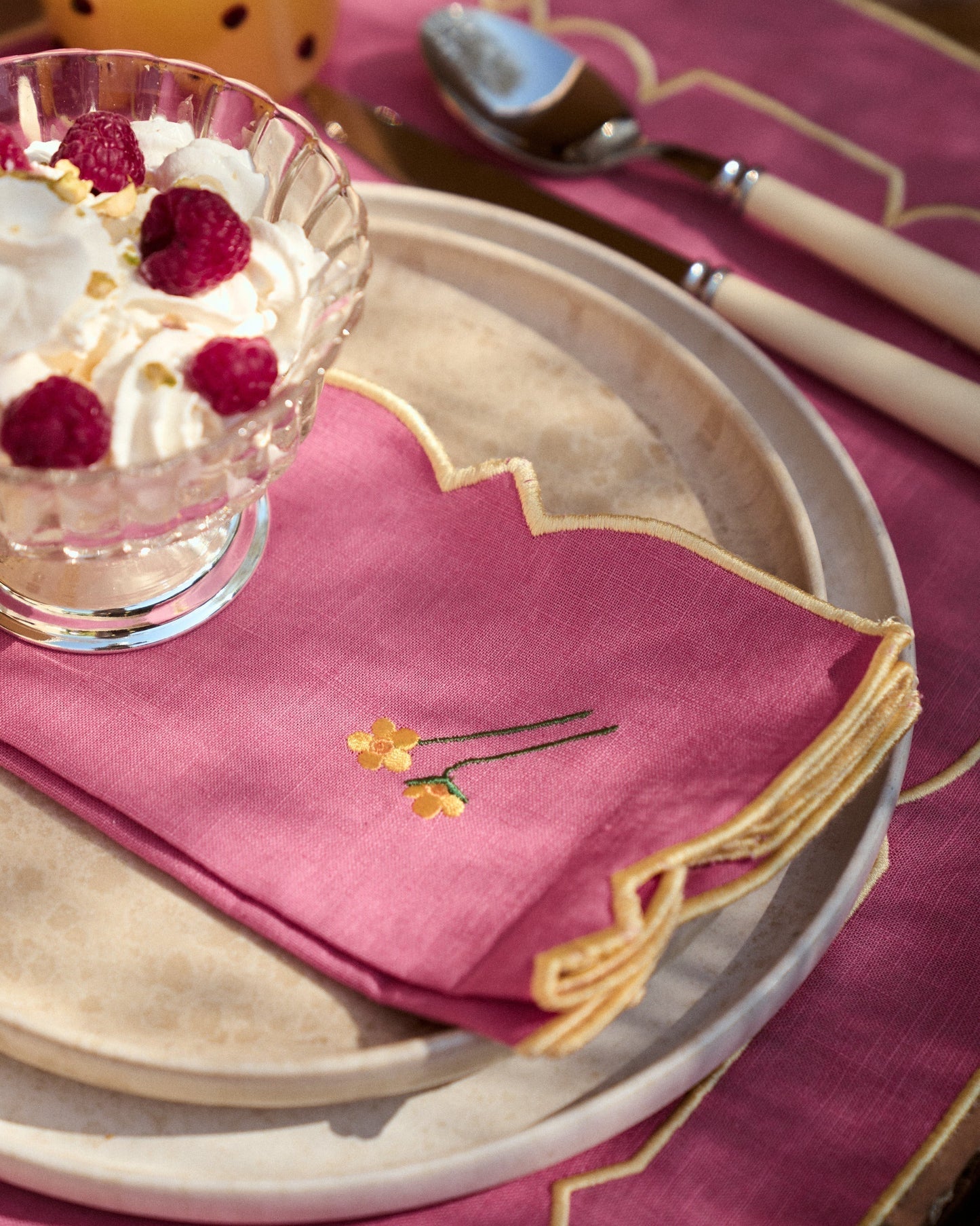 Napkin Gardénia, Pink with Yellow, Embroidered Flower